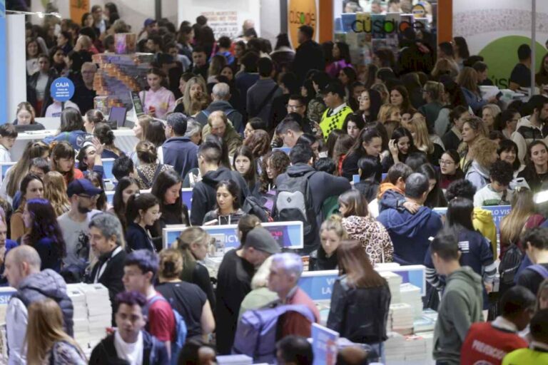 feria-del-libro:-un-super-sabado,-con-best-sellers-estelares-y-fuerte-repunte-en-las-ventas