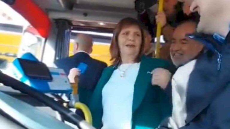 bullrich-subio-a-un-colectivo-que-no-adhirio-al-paro,-pero-no-pudo-viajar-porque-no-tenia-saldo-en-la-sube