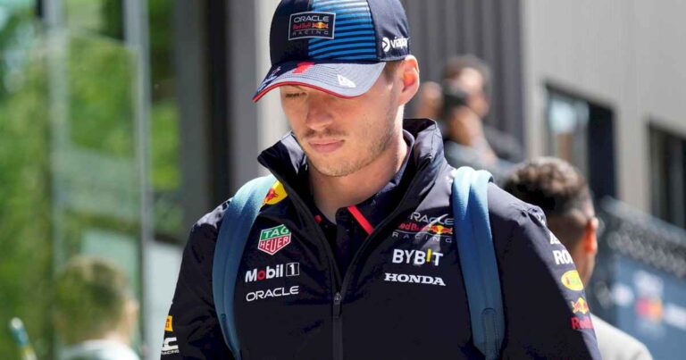 verstappen,-entre-la-frustracion-y-las-criticas-en-imola:-fastidio-con-hamilton-en-un-«dia-dificil»-por-el-rendimiento-de-red-bull