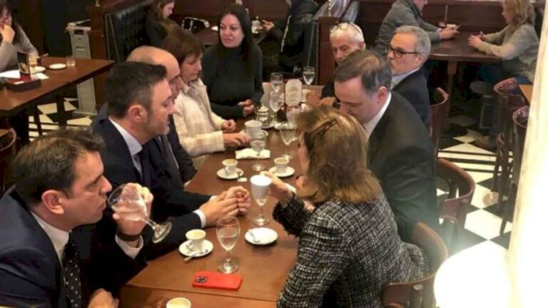 tras-la-conferencia-de-prensa,-guillermo-francos-encabezo-un-desayuno-junto-al-gabinete-en-un-cafe-porteno