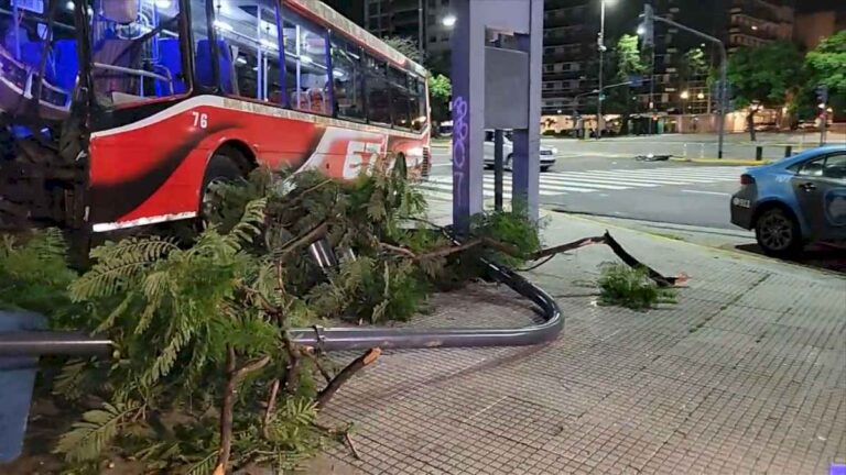 video:-el-momento-del-dramatico-choque-de-colectivos-que-dejo-seis-heridos-en-plena-9-de-julio