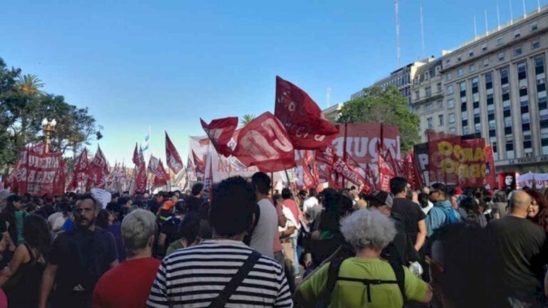 marcha-por-el-dia-del-trabajador:-sindicatos-y-organizaciones-sociales-se-concentran-en-el-centro-porteno