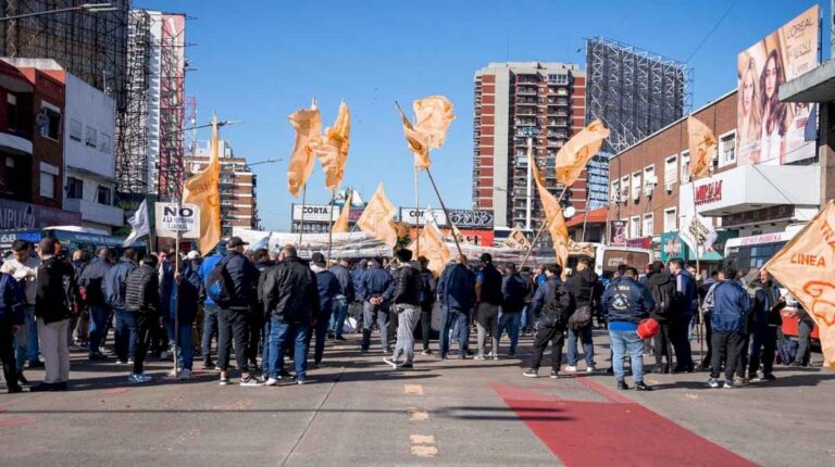 protestan-los-choferes-de-colectivos-por-una-recomposicion-salarial-y-hay-corte-parcial-en-el-puente-saavedra