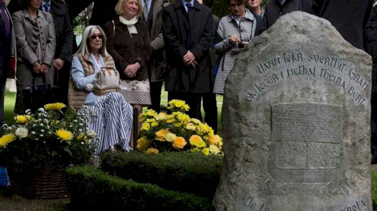 lejos-de-los-rumores-de-repatriacion,-un-recorrido-por-la-tumba-de-borges-con-la-alcaldesa-de-ginebra