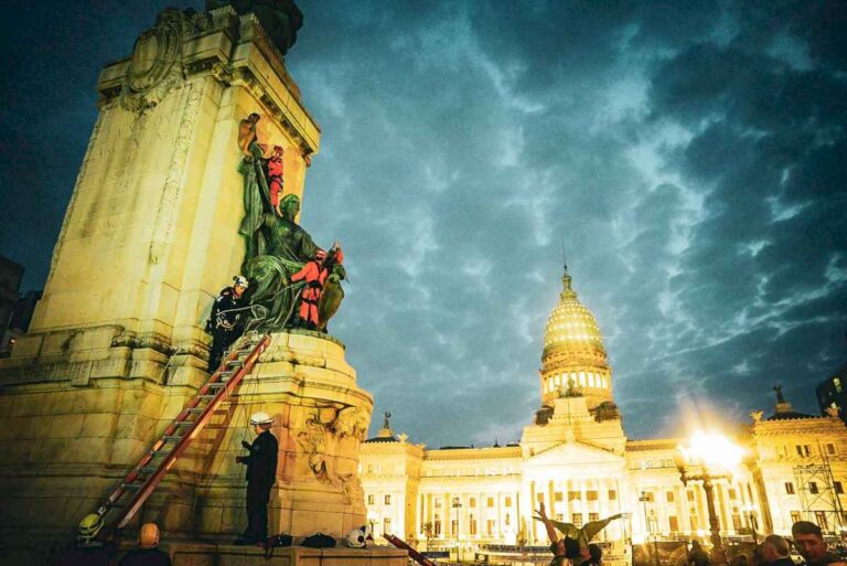 asi-rescataron-al-hombre-que-se-trepo-desnudo-al-monumento-a-los-dos-congresos