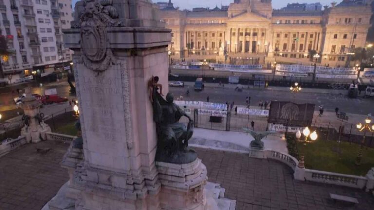 un-hombre-desnudo-se-trepo-al-monumento-a-los-dos-congresos-durante-las-protestas-por-la-ley-bases