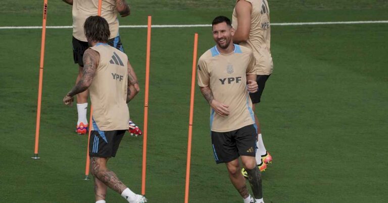 clarin-en-el-entrenamiento-de-la-seleccion,-a-tres-dias-del-debut:-messi-a-pura-sonrisa,-una-visita-inesperada-y-scaloni-que-no-da-pistas