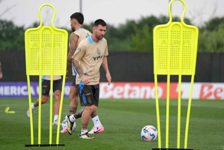 la-seleccion-argentina-se-entreno-en-nueva-jersey-con-la-mira-en-chile-y-una-incognita:-hara-cambios-scaloni?