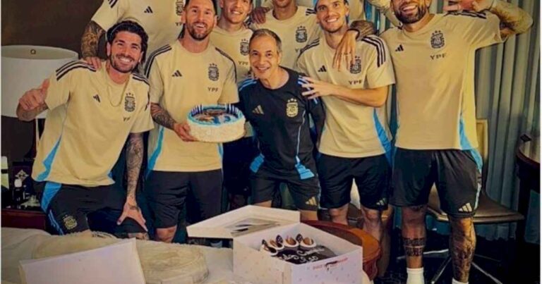 la-intimidad-del-festejo-de-messi-y-la-increible-torta-que-le-mandaron-a-la-concentracion-unos-pasteleros-argentinos