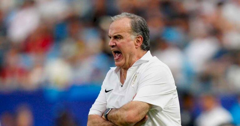 bielsa-y-su-reaccion-cuando-le-consultaron-si-iba-a-seguir-como-dt-de-uruguay:-«no-entiendo-una-pregunta-tan-traida-de-los-pelos»