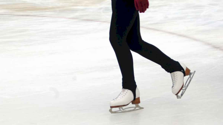 vacaciones-de-invierno:-una-pista-de-patinaje-sobre-hielo-volvio-a-la-ciudad-de-buenos-aires