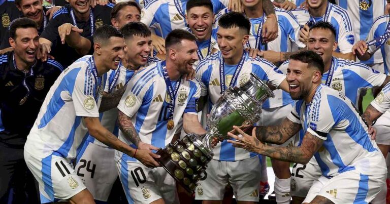 la-seleccion-bicampeona-de-america-vuelve-a-la-argentina:-que-jugadores-regresan-al-pais-y-como-seran-los-festejos