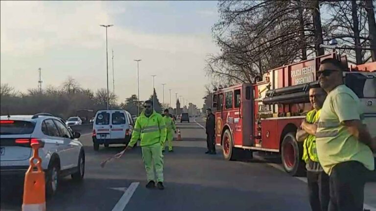 tragedia-en-la-autopista-ricchieri:-un-conductor-murio-tras-un-choque-y-vuelco