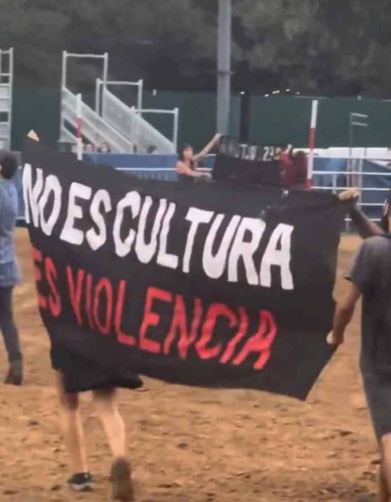 en-medio-de-abucheos-y-gritos,-activistas-veganos-irrumpieron-en-la-rural-y-fueron-echados-por-la-seguridad