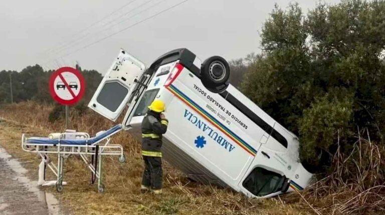 impactante-accidente:-una-ambulancia-volco-en-el-medio-de-la-ruta-mientras-trasladaba-de-urgencia-a-un-nene