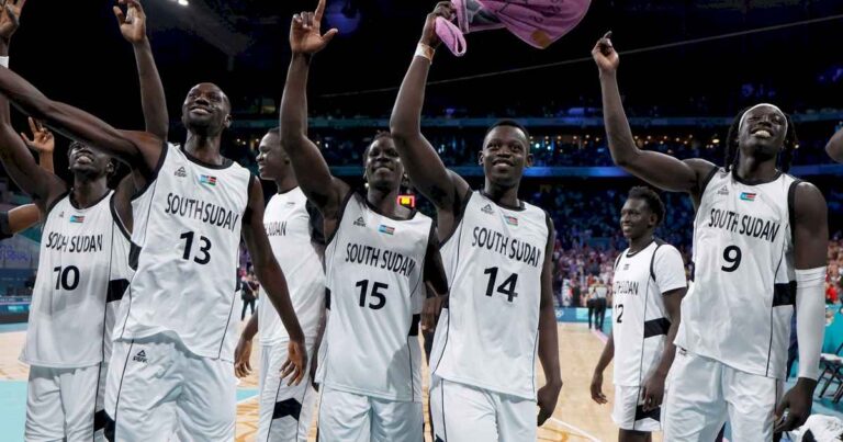 el-milagro-sudan-del-sur-en-paris-2024:-sin-canchas-de-basquet-techadas-y-«practicando-entre-aguilas»-la-nacion-mas-joven-del-mundo-logro-su-primera-victoria-olimpica