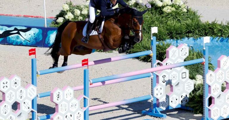 jose-maria-larocca,-a-los-55-anos,-se-lucio-en-el-palacio-de-versailles:-el-argentino-con-mas-experiencia-olimpica-en-paris-2024-se-metio-en-la-final-de-salto-de-equitacion