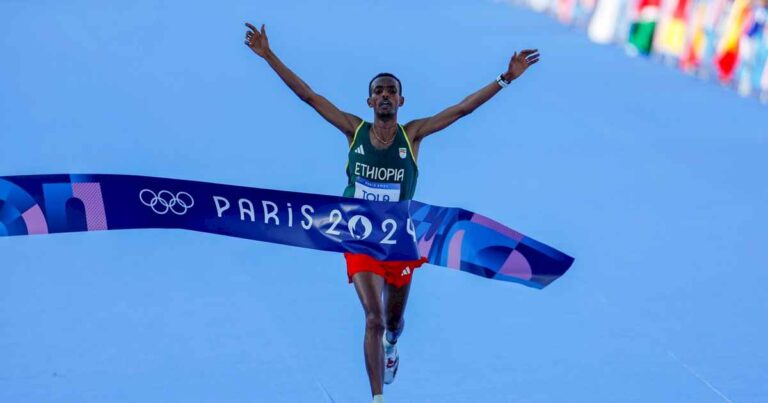 como-hizo-tamirat-tola,-el-ultimo-heredero-de-abebe-bikila,-para-domar-como-ningun-otro-el-«brutal»-maraton-de-paris-2024-y-llevarse-el-oro-con-record-olimpico-incluido