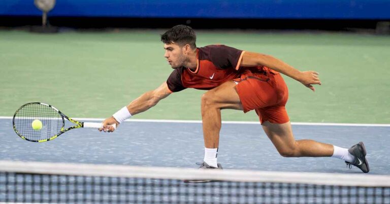 carlos-alcaraz-y-un-dia-de-furia:-destruyo-su-raqueta-contra-el-cemento-antes-de-perder-con-gael-monfils-en-cincinnati