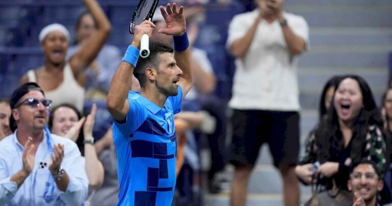 us-open-2024:-novak-djokovic-debuto-con-un-aplastante-triunfo-e-igualo-una-marca-historica-de-roger-federer