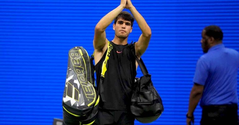 carlos-alcaraz,-irreconocible-y-eliminado-pidiendo-perdon-en-el-us-open:-van-de-zandschulp-le-dio-una-paliza-al-3-del-mundo