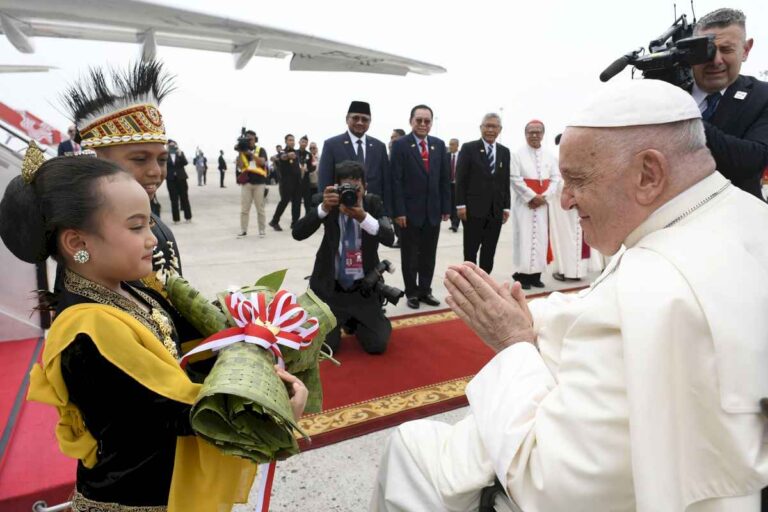 el-papa-francisco-llego-a-indonesia,-donde-inicia-su-gira-por-asia-y-oceania