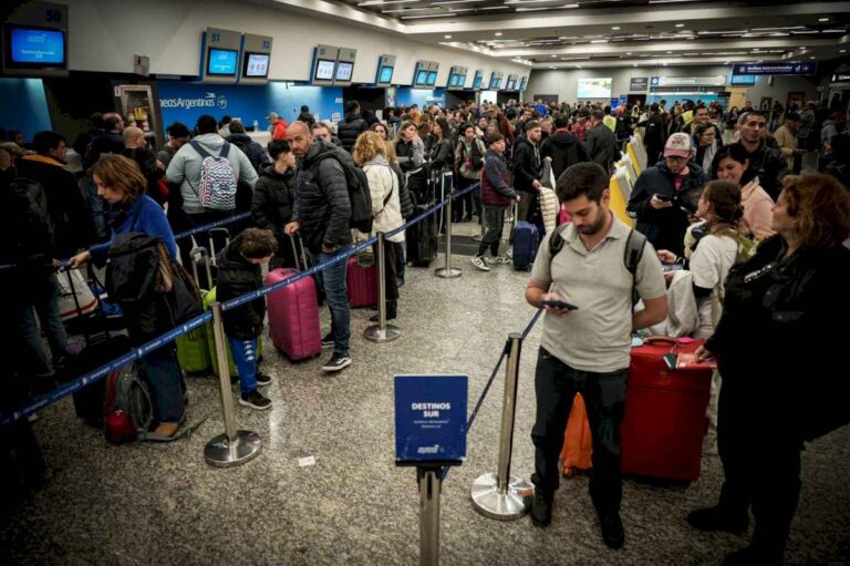 a-horas-de-una-nueva-medida-gremial,-aerolineas-argentinas-despidio-a-tres-pilotos-que-se-negaron-a-volar