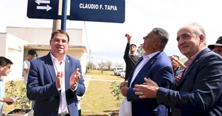 insolito:-un-pueblo-de-santa-fe-inauguro-la-calle-«chiqui»-tapia