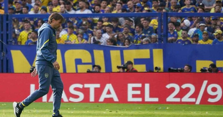 con-la-paciencia-del-hincha-colmada,-riquelme-decidio-estirar-la-agonia-de-martinez-en-boca:-hasta-cuando-aguanta?