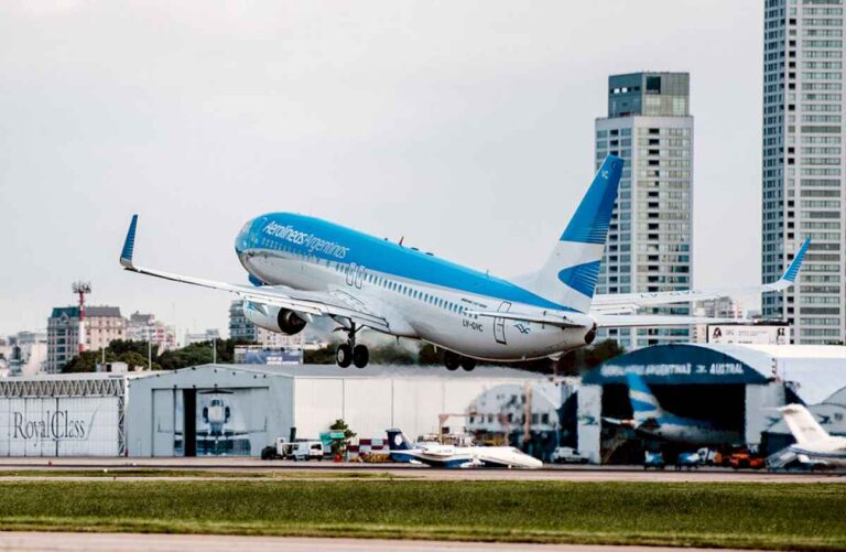 aerolineas-argentinas:-numeros-clave-en-el-debate-sobre-su-privatizacion