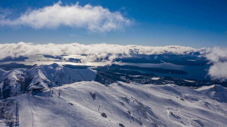 una-turista-japonesa-esquiaba-en-el-cerro-catedral-mientras-estaba-cerrado-por-mal-tiempo,-se-desmayo-y-fue-rescatada