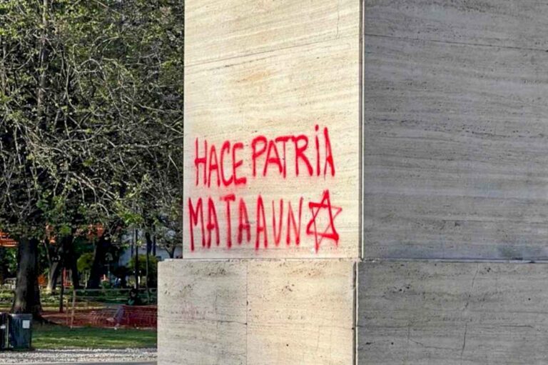 aterradora:-estupor-por-una-pintada-antisemita-que-aparecio-en-el-parque-rivadavia