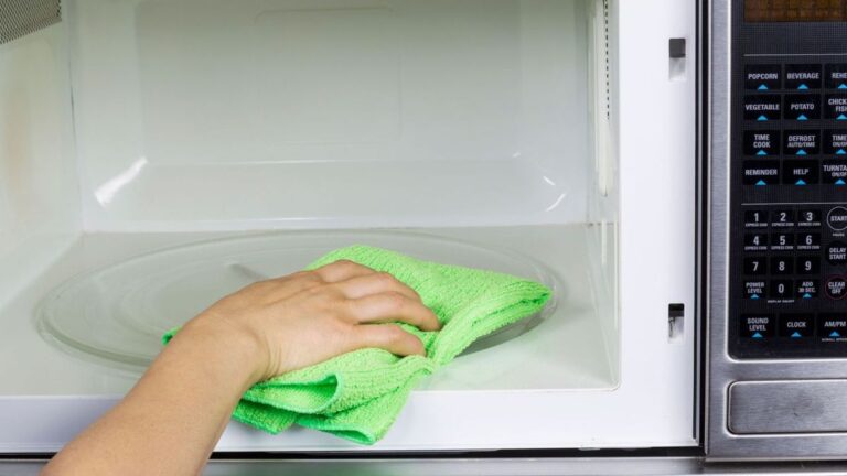 El truco casero para limpiar y desinfectar el microondas rápido y sencillo