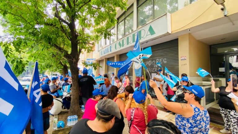 Protestas contra la intervención del Gobierno en la obra social de Uatre