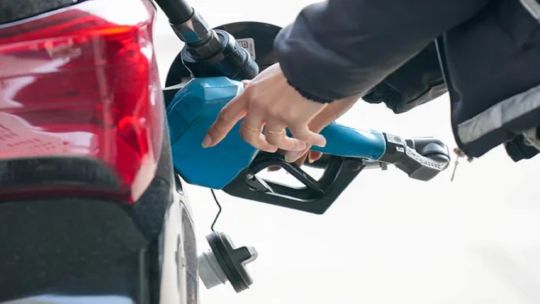 El Gobierno autorizó el autodespacho de combustible en todo el país: cómo funcionará el servicio