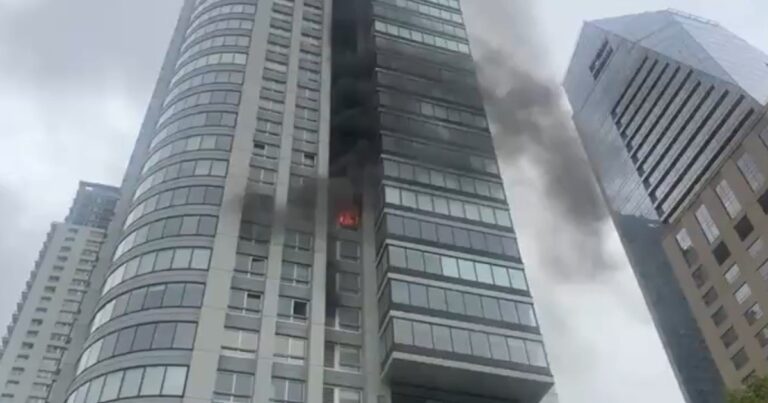Incendio en una torre de 54 pisos en Puerto Madero: gigantesco operativo y más de 100 evacuados