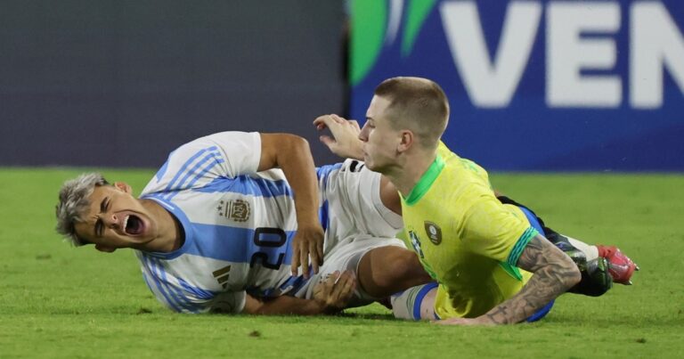 Alex Woiski terminó en el hospital luego de la brutal patada que recibió ante Brasil