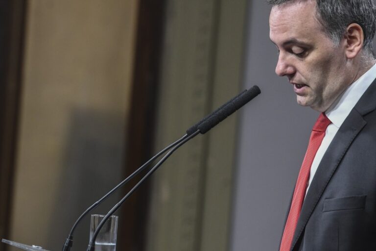 El gobierno sigue perdiendo la pelea para sacar el Criptogate de las redes