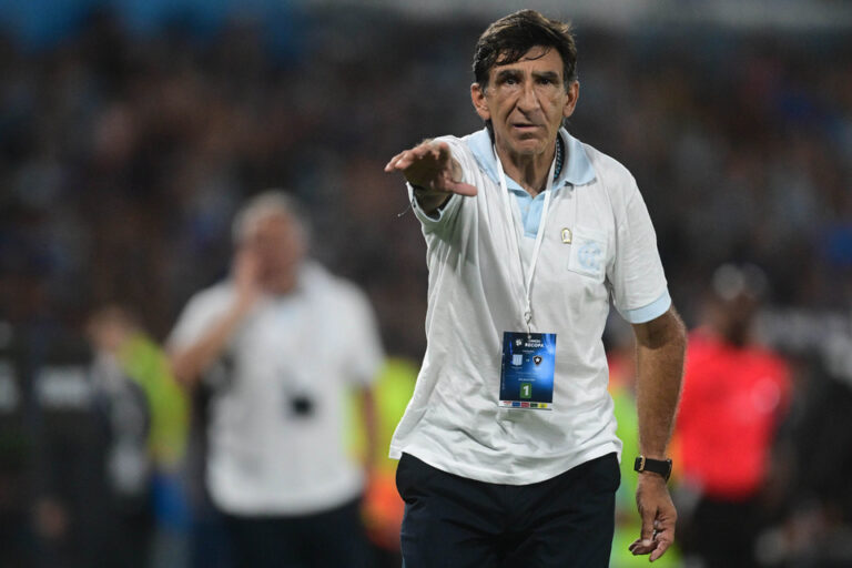 Gustavo Costas: «Sabemos bien que todavía no hay nada definido»