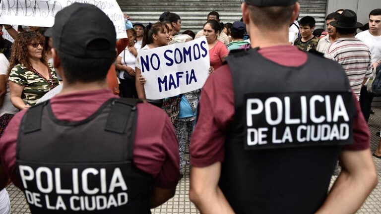 Hipocresía azul: La policía de Macri donará a los bahienses lo que les robaron a los manteros