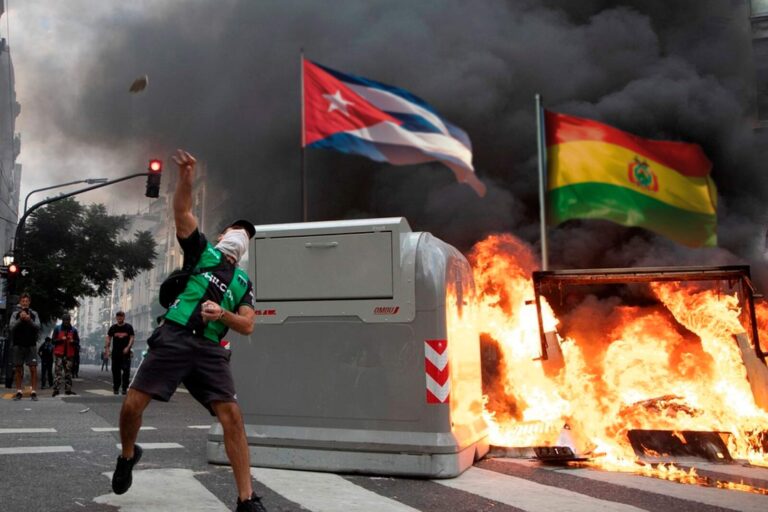 Denuncian que agentes cubanos y bolivianos están detrás de las protestas contra Milei