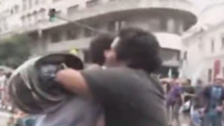 Incómodo momento en el móvil de LN+ en la marcha por el Día de la Memoria: «Estás en negro»