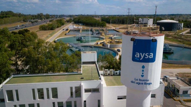 El Gobierno acelera la privatización de Aysa y los trenes