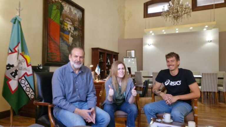 El intendente peronista de Bahía Blanca posó con la libertaria Lilia Lemoine