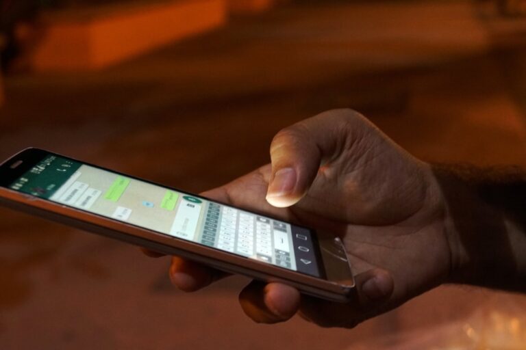 Qué significa no hablar en los grupos de WhatsApp, según la psicología