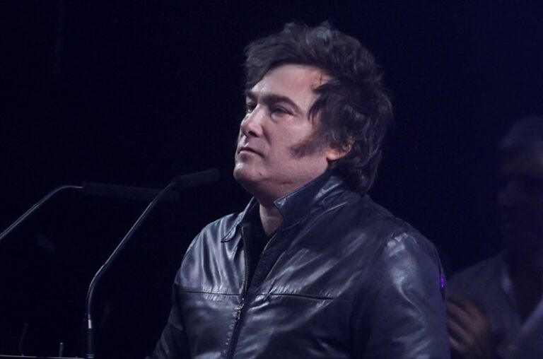 Milei exige a los periodistas que vayan de traje a la Rosada, pero él se disfraza de granadero