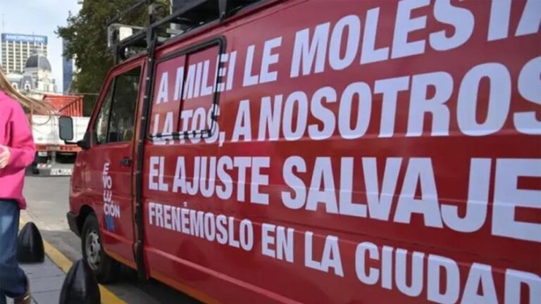 Demoraron a militantes de Evolución por hacer proselitismo cerca de un acto de Milei y Adorni