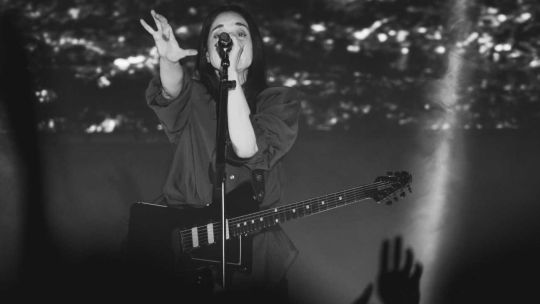 St. Vincent sacudió el Complejo Art Media: gestó un grito primal, colectivo, femenino, rockero