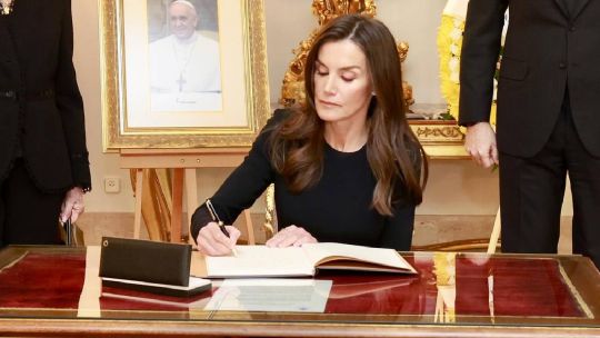 Reina Letizia: análisis de su cambio de firma y lo que revela sobre ella
