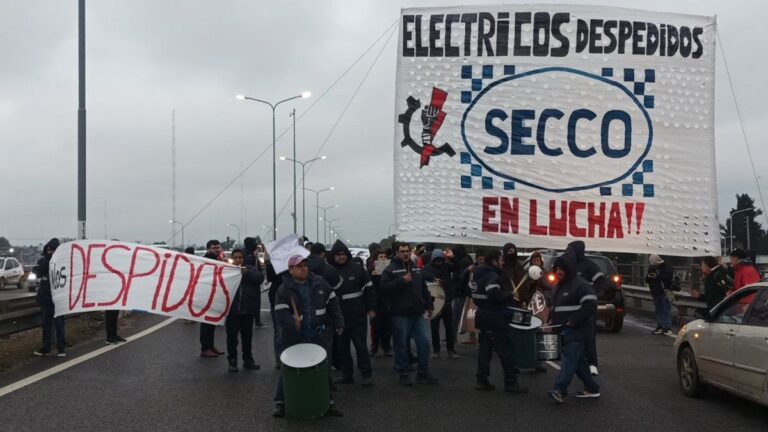 Trabajadores de Industrias Secco cortan el Camino del Buen Ayre en protesta por despidos